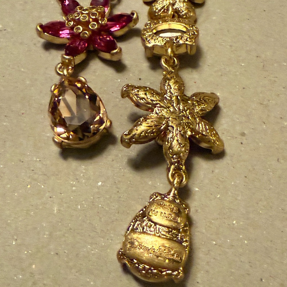 Oscar de la Renta
Crystal Flower Earrings - Picture 4 of 6